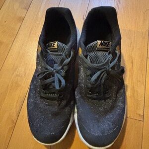 Women’s nike sneakers - gray and gold